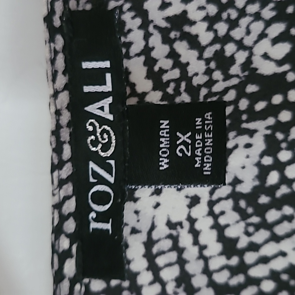 Roz & Ali print blouse. - Picture 6 of 6